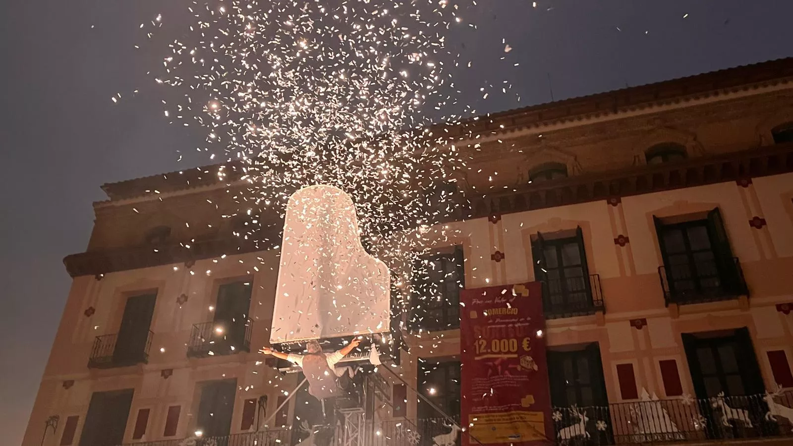 Espectáculo 'Flotados' en el acto de encendido de la iluminación navideña en Huesca. Foto Mercedes Manterola