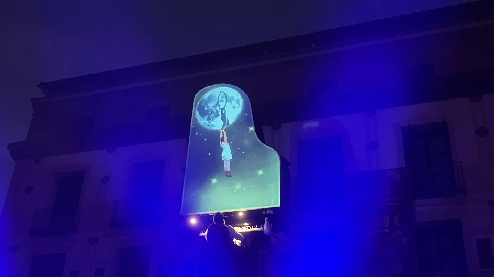 Espectáculo 'Flotados' en el acto de encendido de la iluminación navideña en Huesca. Foto Mercedes Manterola