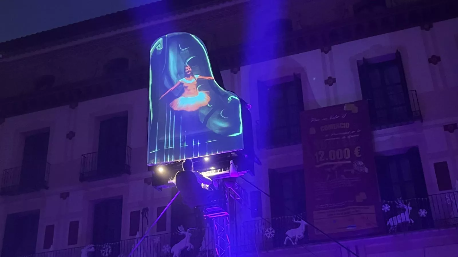 Espectáculo 'Flotados' en el acto de encendido de la iluminación navideña en Huesca. Foto Mercedes Manterola