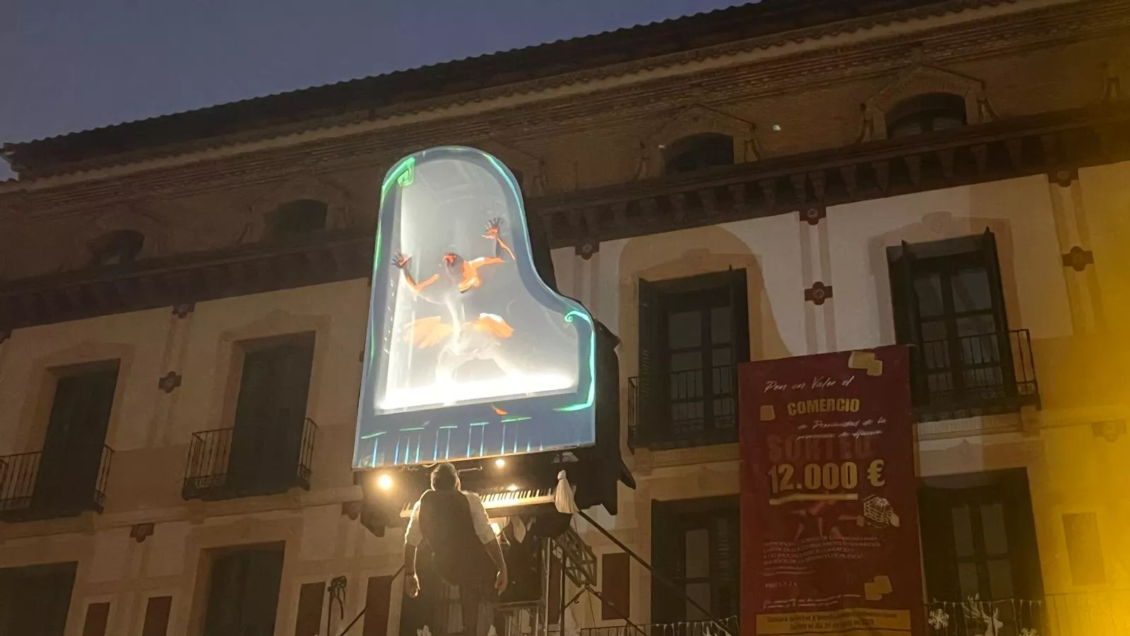 Espectáculo 'Flotados' en el acto de encendido de la iluminación navideña en Huesca. Foto Mercedes Manterola