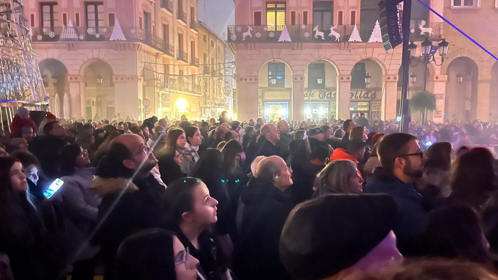 Espectáculo 'Flotados' en el acto de encendido de la iluminación navideña en Huesca. Foto Mercedes Manterola