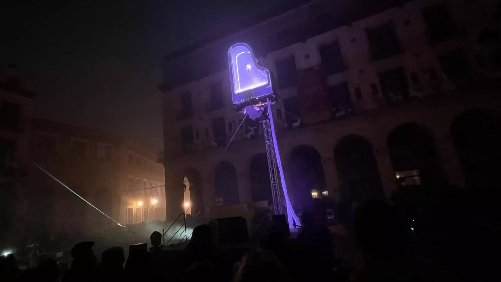 Espectáculo 'Flotados' en el acto de encendido de la iluminación navideña en Huesca. Foto Mercedes Manterola