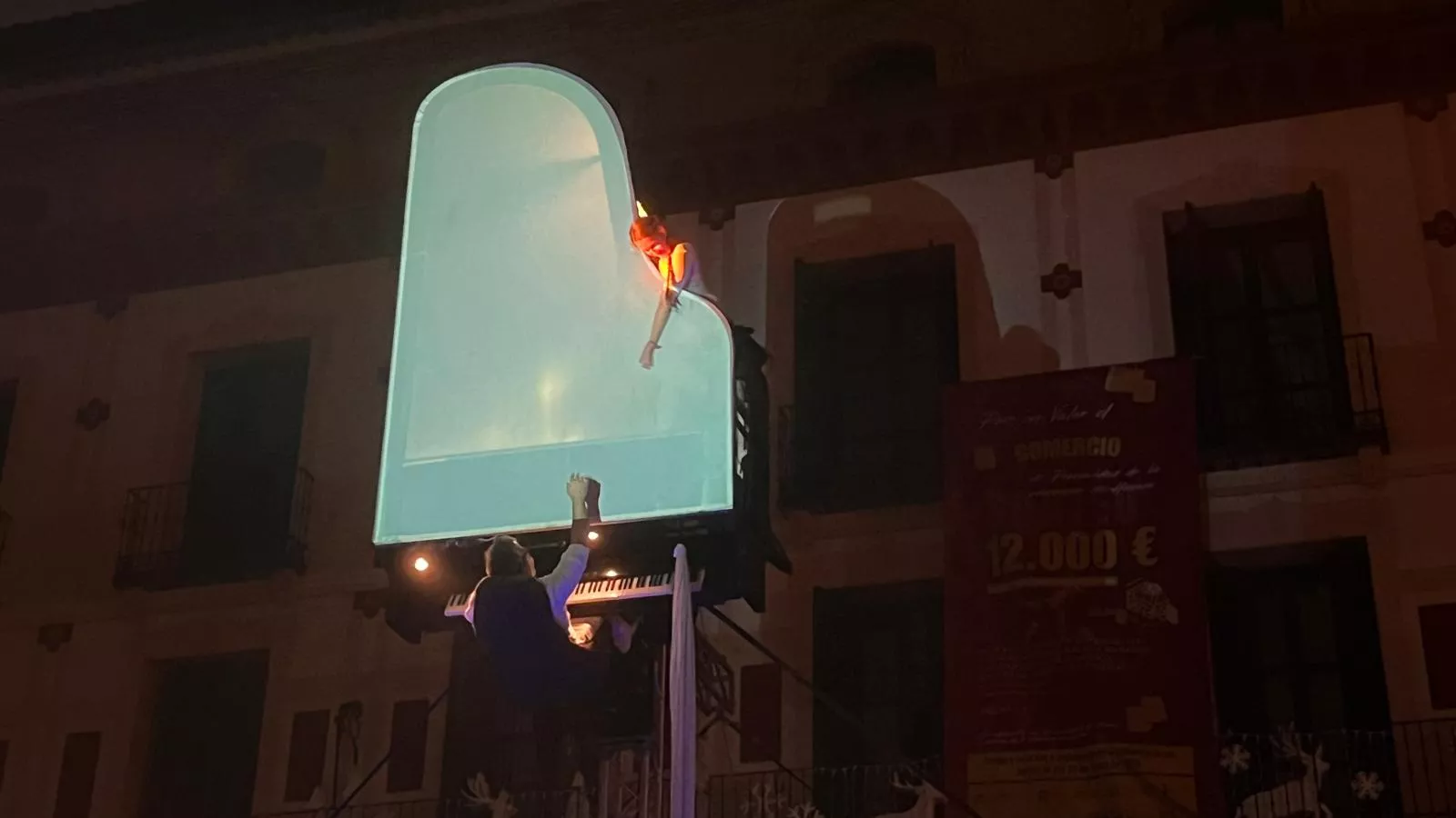 Espectáculo 'Flotados' en el acto de encendido de la iluminación navideña en Huesca. Foto Mercedes Manterola