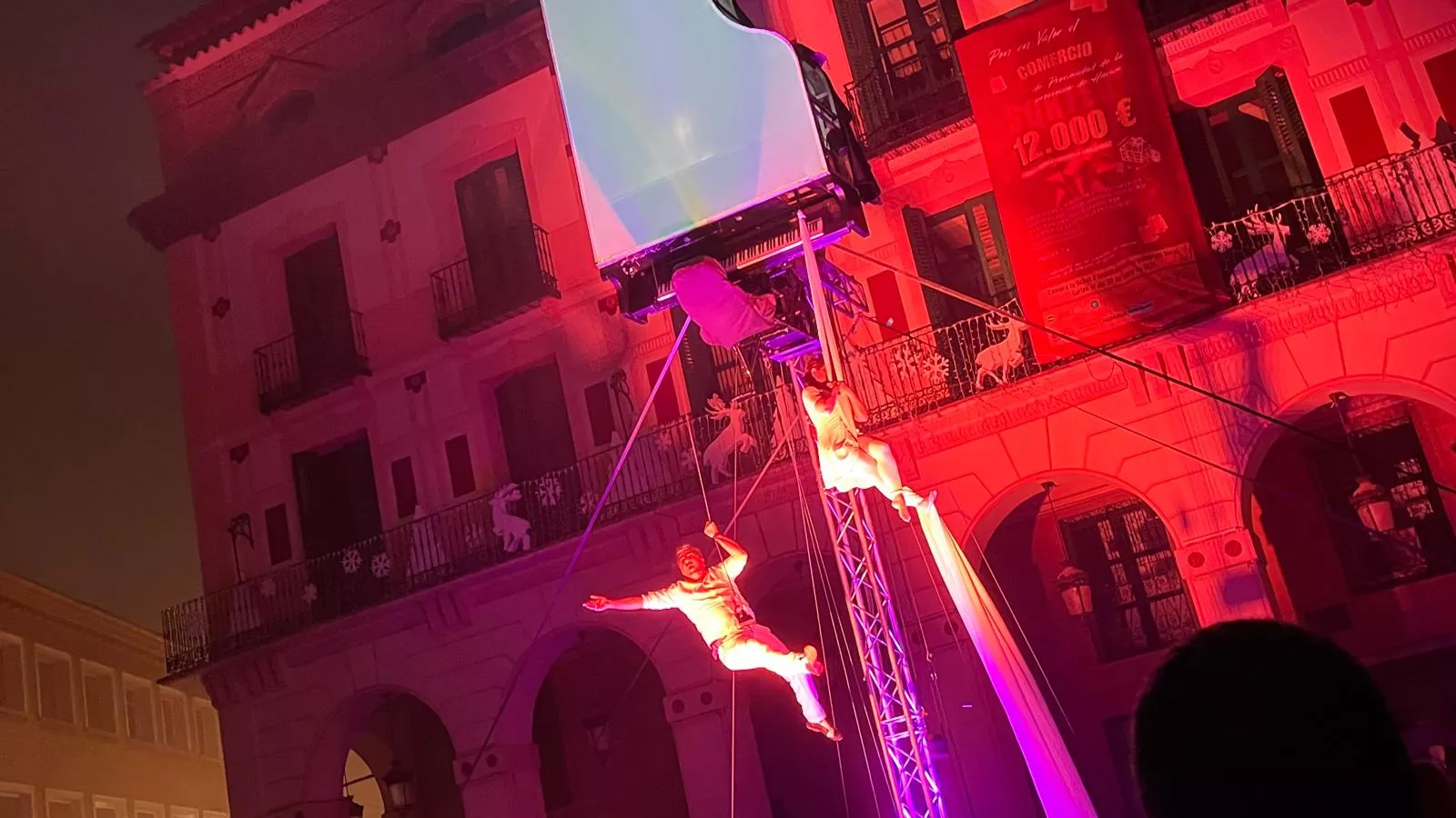 Espectáculo 'Flotados' en el acto de encendido de la iluminación navideña en Huesca. Foto Mercedes Manterola