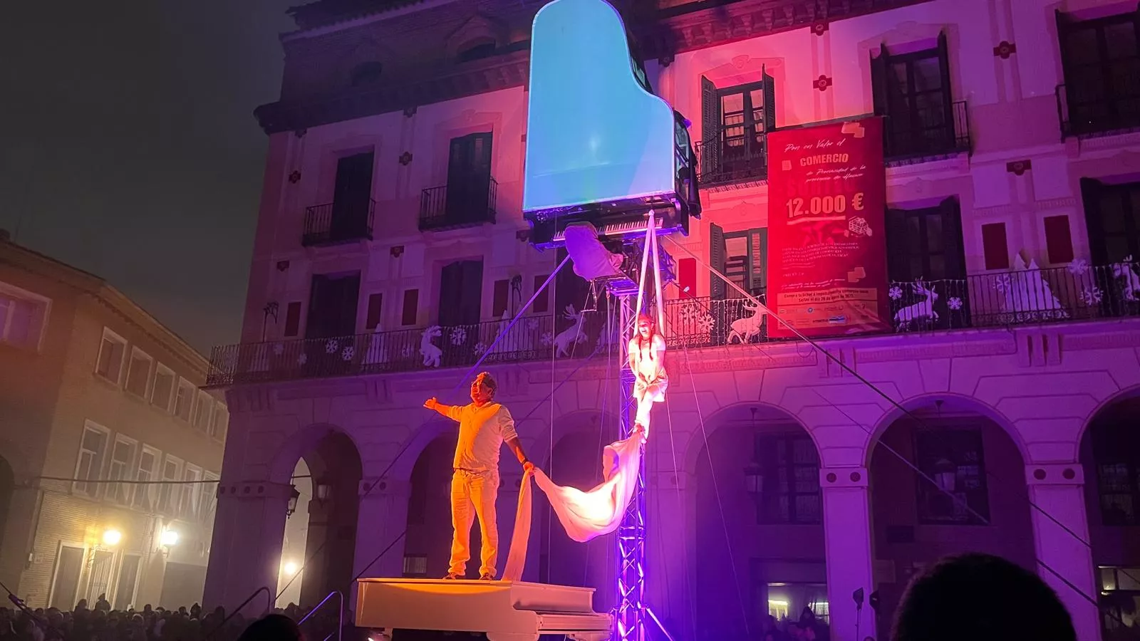 Espectáculo 'Flotados' en el acto de encendido de la iluminación navideña en Huesca. Foto Mercedes Manterola