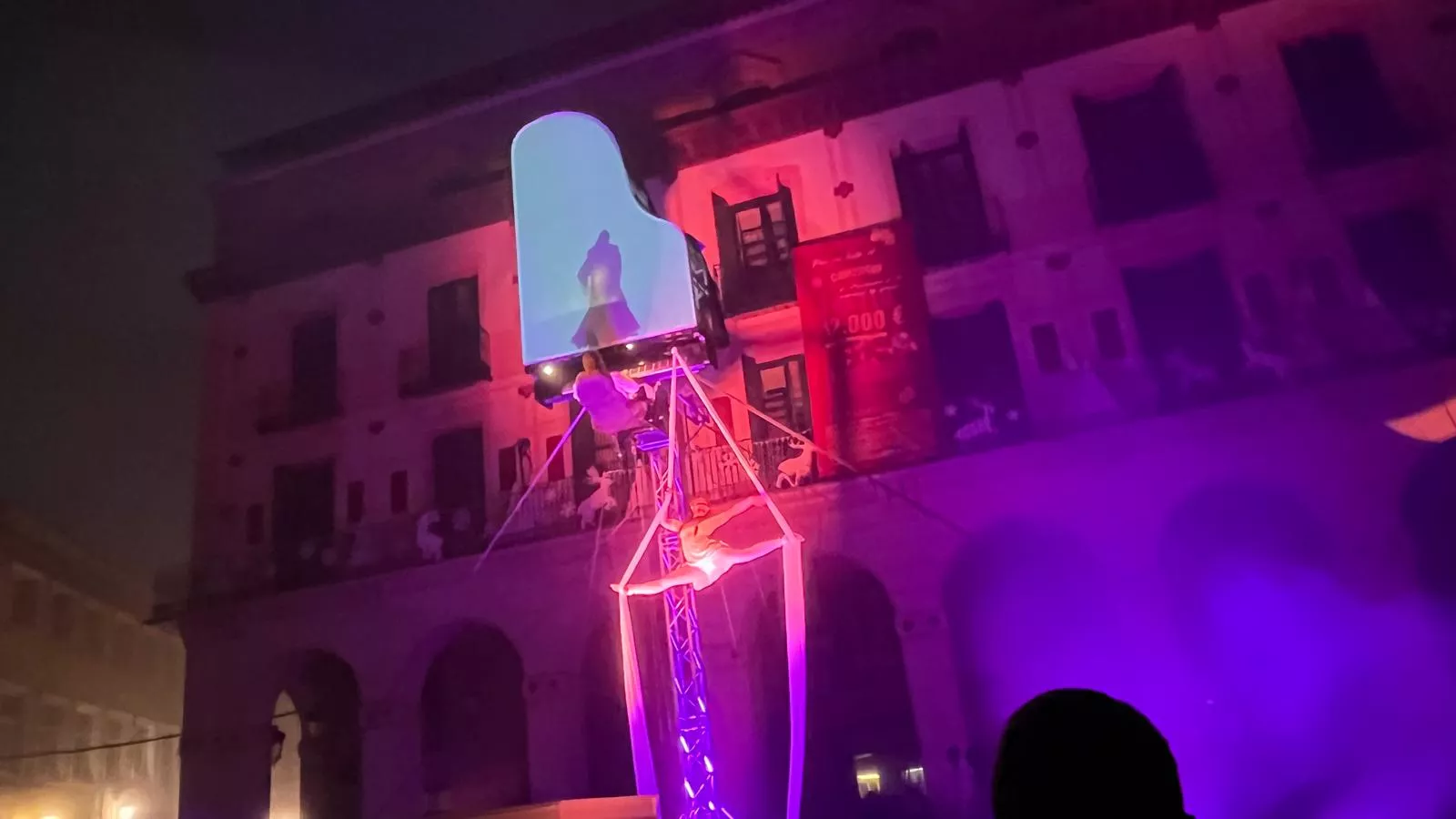 Espectáculo 'Flotados' en el acto de encendido de la iluminación navideña en Huesca. Foto Mercedes Manterola