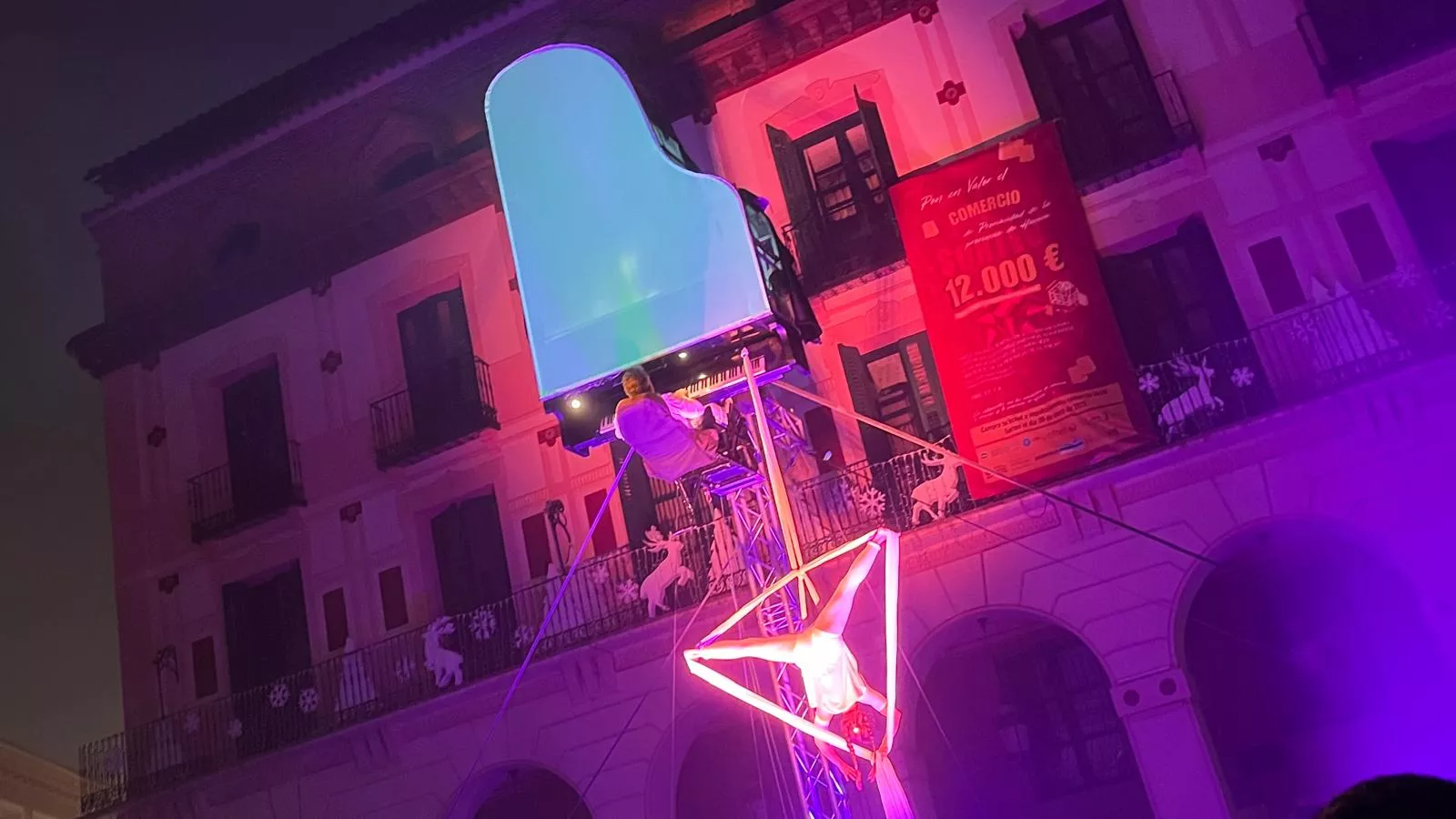 Espectáculo 'Flotados' en el acto de encendido de la iluminación navideña en Huesca. Foto Mercedes Manterola