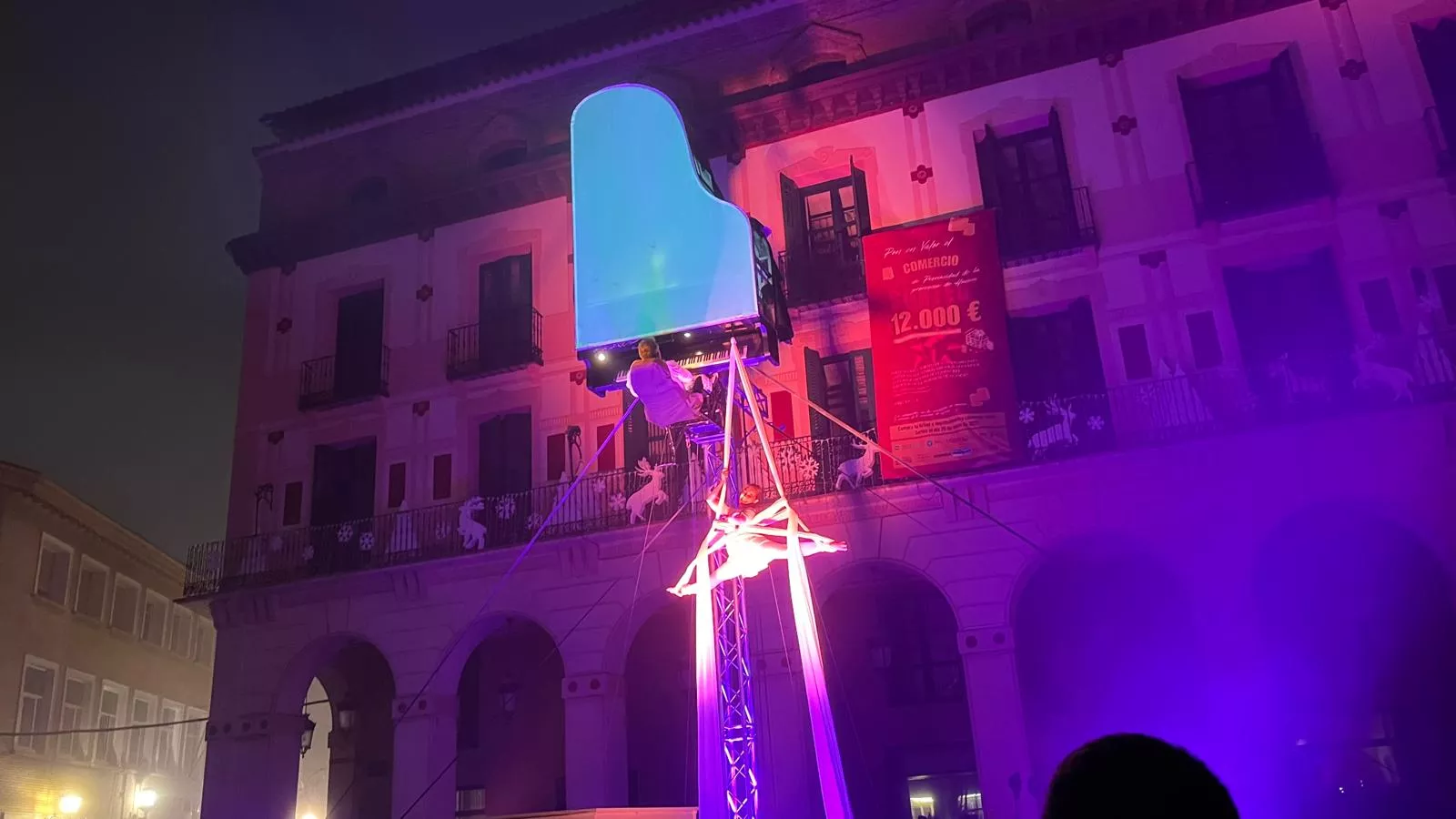Espectáculo 'Flotados' en el acto de encendido de la iluminación navideña en Huesca. Foto Mercedes Manterola