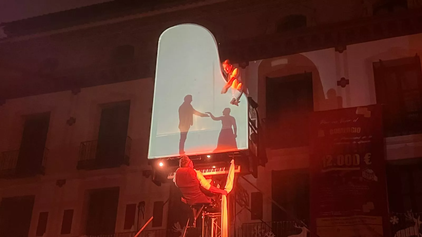Espectáculo 'Flotados' en el acto de encendido de la iluminación navideña en Huesca. Foto Mercedes Manterola