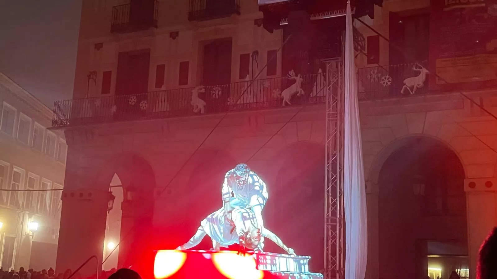 Espectáculo 'Flotados' en el acto de encendido de la iluminación navideña en Huesca. Foto Mercedes Manterola