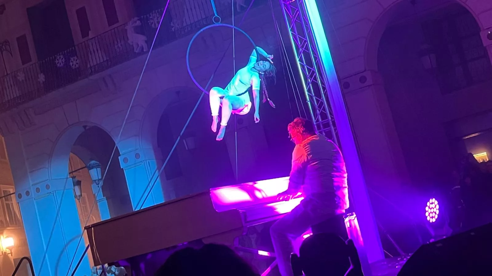 Espectáculo 'Flotados' en el acto de encendido de la iluminación navideña en Huesca. Foto Mercedes Manterola