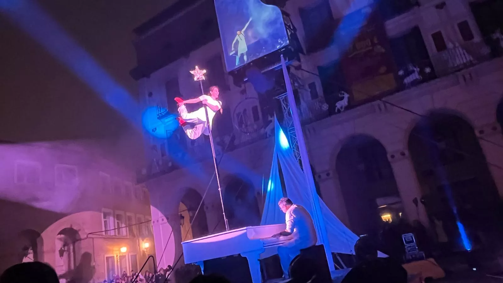 Espectáculo 'Flotados' en el acto de encendido de la iluminación navideña en Huesca. Foto Mercedes Manterola