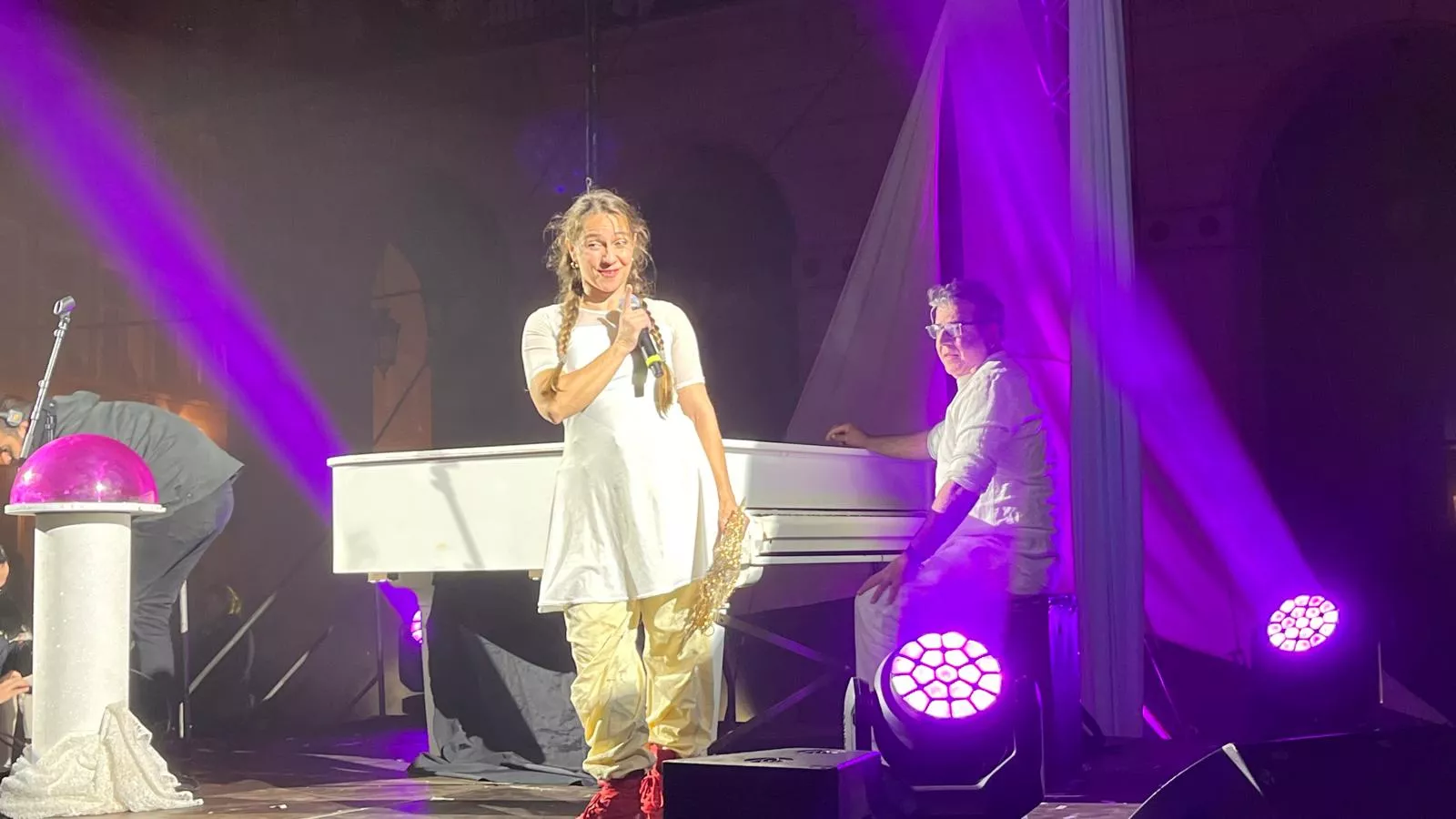 Espectáculo 'Flotados' en el acto de encendido de la iluminación navideña en Huesca. Foto Mercedes Manterola