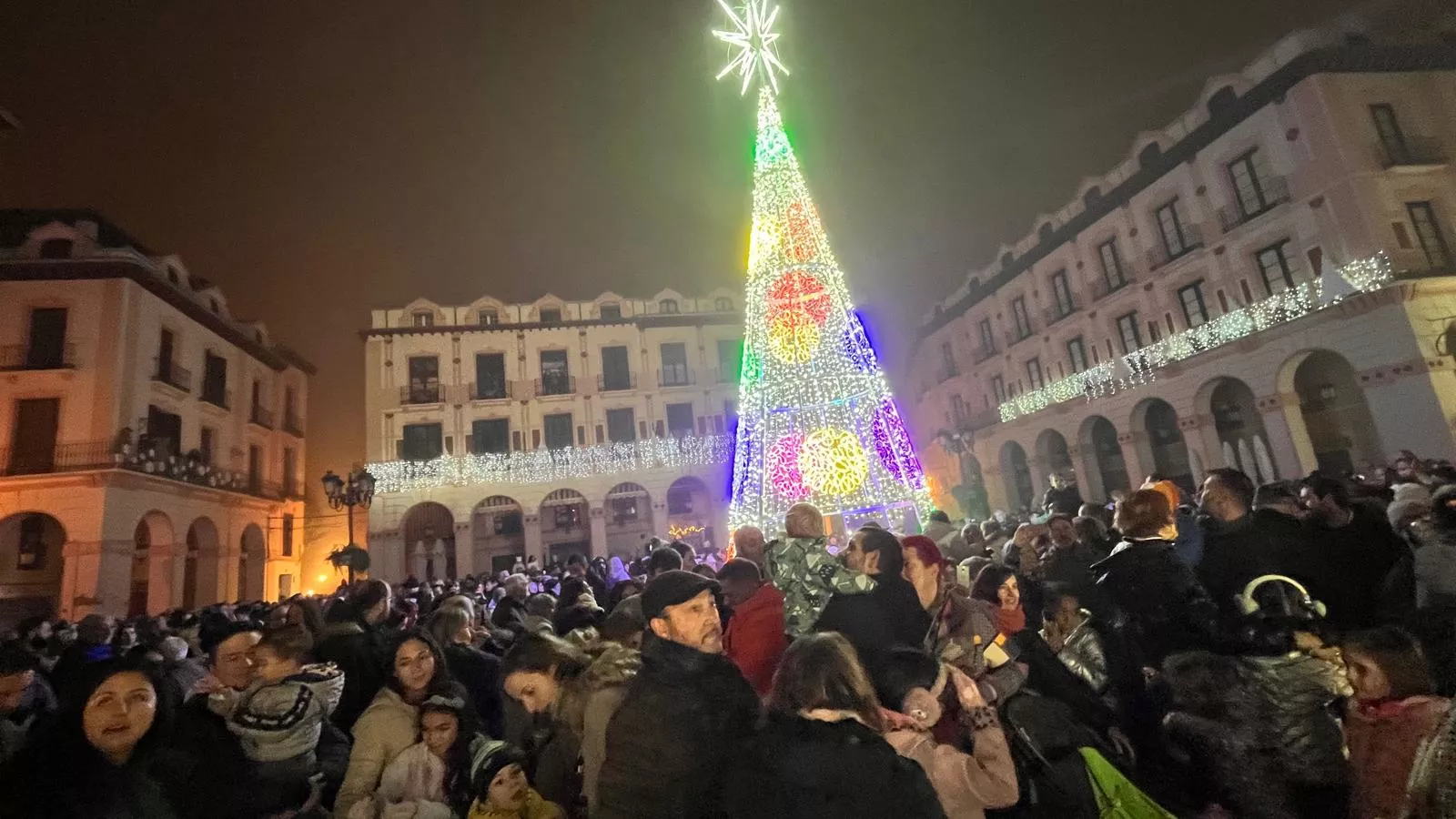 Encendido de la iluminación navideña en Huesca. Foto Mercedes Manterola