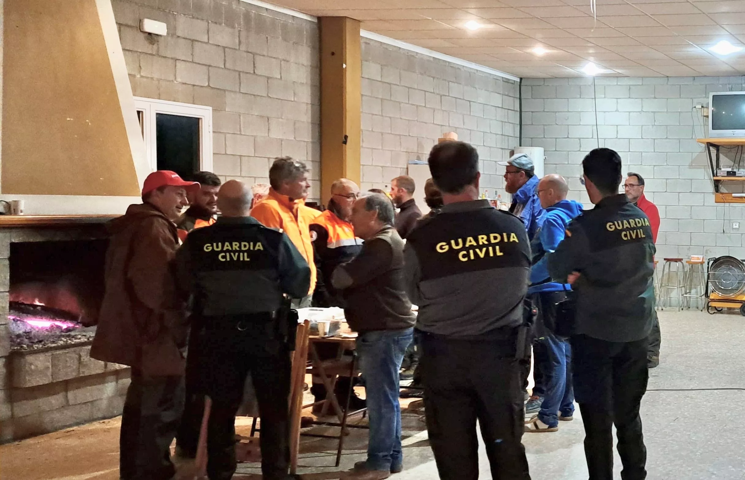 Miembros del equipo de búsqueda del vecino de La Fueva desaparecido.