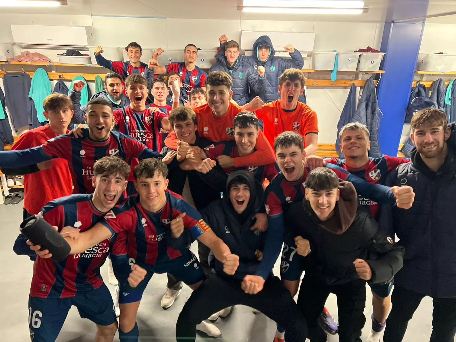 Los jugadores del Huesca B celebran el triunfo sobre el Caspe.