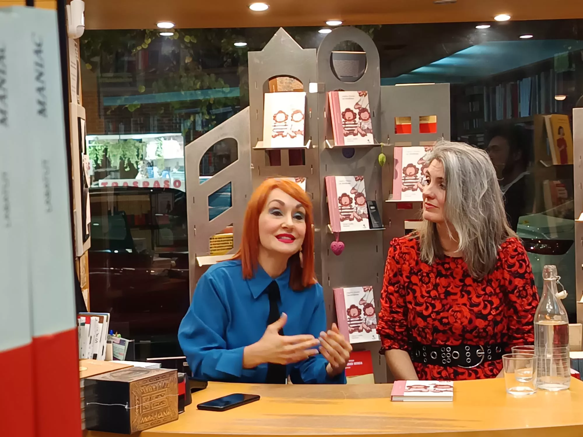 Angélica Morales y Elena Castillo, en la librería Anónima de Huesca.