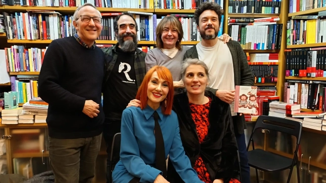 Autoras, editores y responsables de la librería Anónima, al término del acto. Autoras, editores y responsables de la librería Anónima, al término del acto.