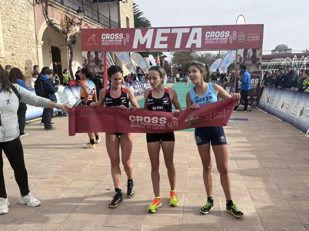 Podio femenino del Cross de Aranda, con Cristina Espejo (izquierda) tercera.