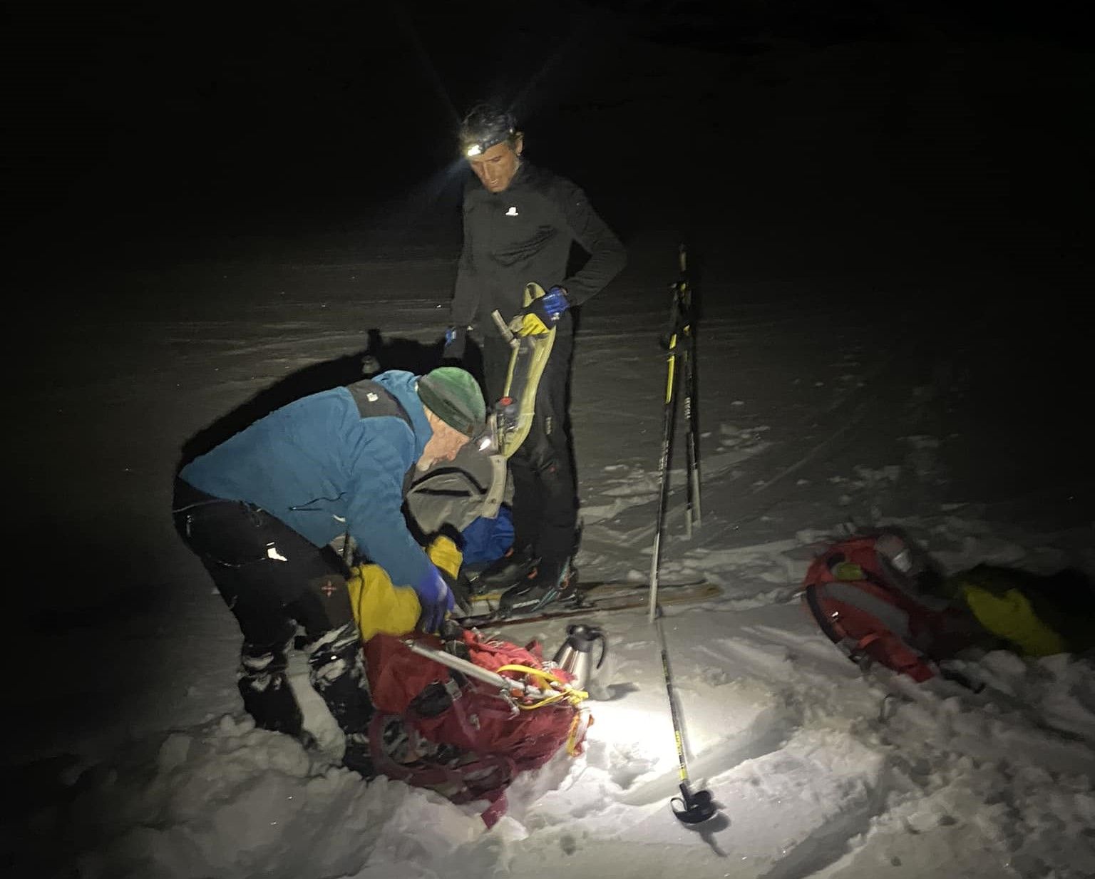 Uno de los guardas del refugio de Góriz con el montañero que se había perdido