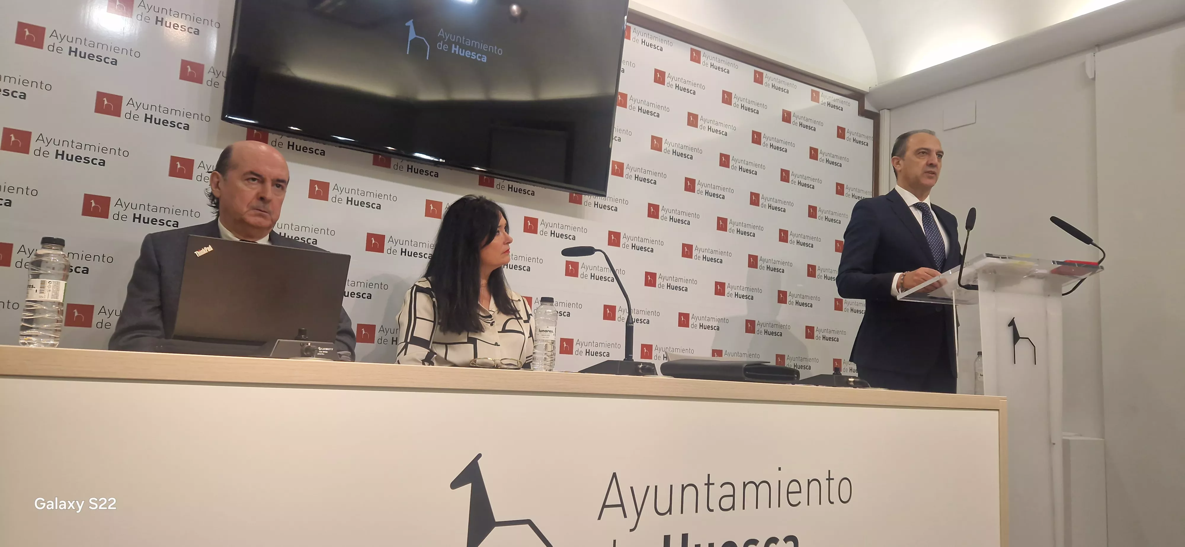 Ramón Boria, Lorena Orduna y José Luis Bancalero. El Gobierno de Aragón denuncia la negativa de la Tesorería a ceder el espacio solicitado para el Santo Grial. Foto Myriam Martínez