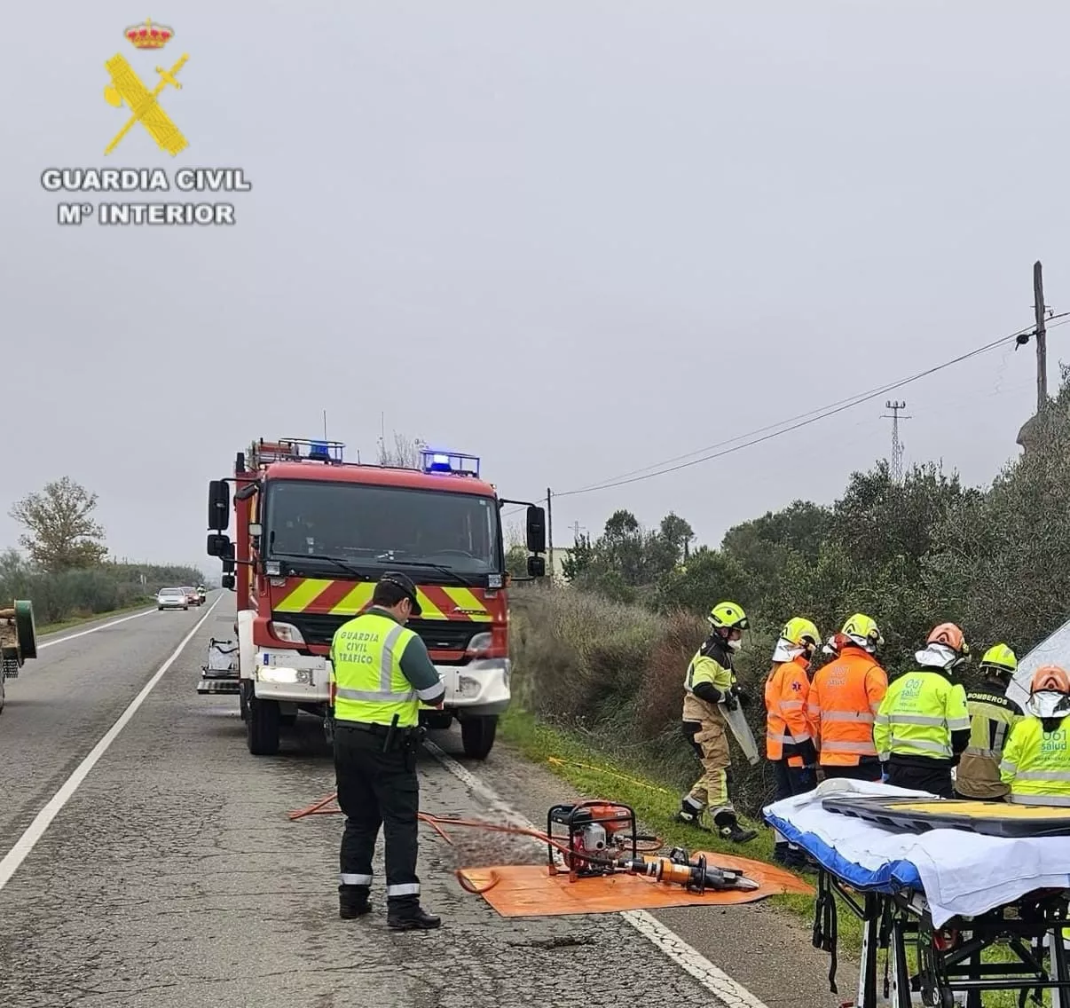 Atención de Guardia Civil, Bomberos y Protección Civil en el accidente de Albalate de Cinca