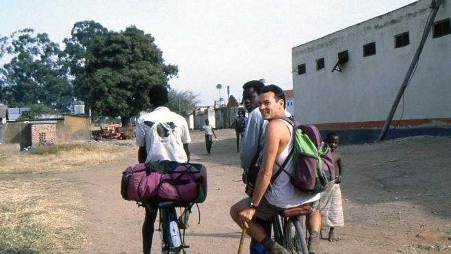 Con los dos muchachos, en bici hasta la frontera con Zaire Con los dos muchachos, en bici hasta la frontera con Zaire