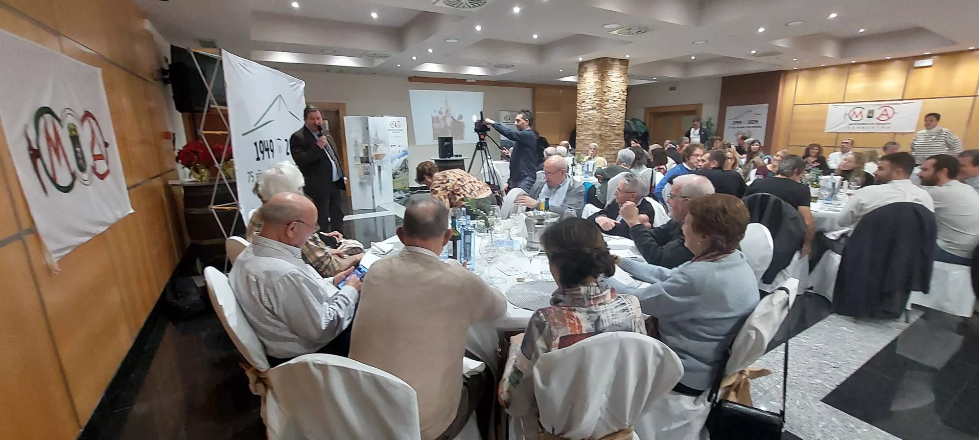 Imágenes de la Cena de la Montaña de Montañeros de Aragón