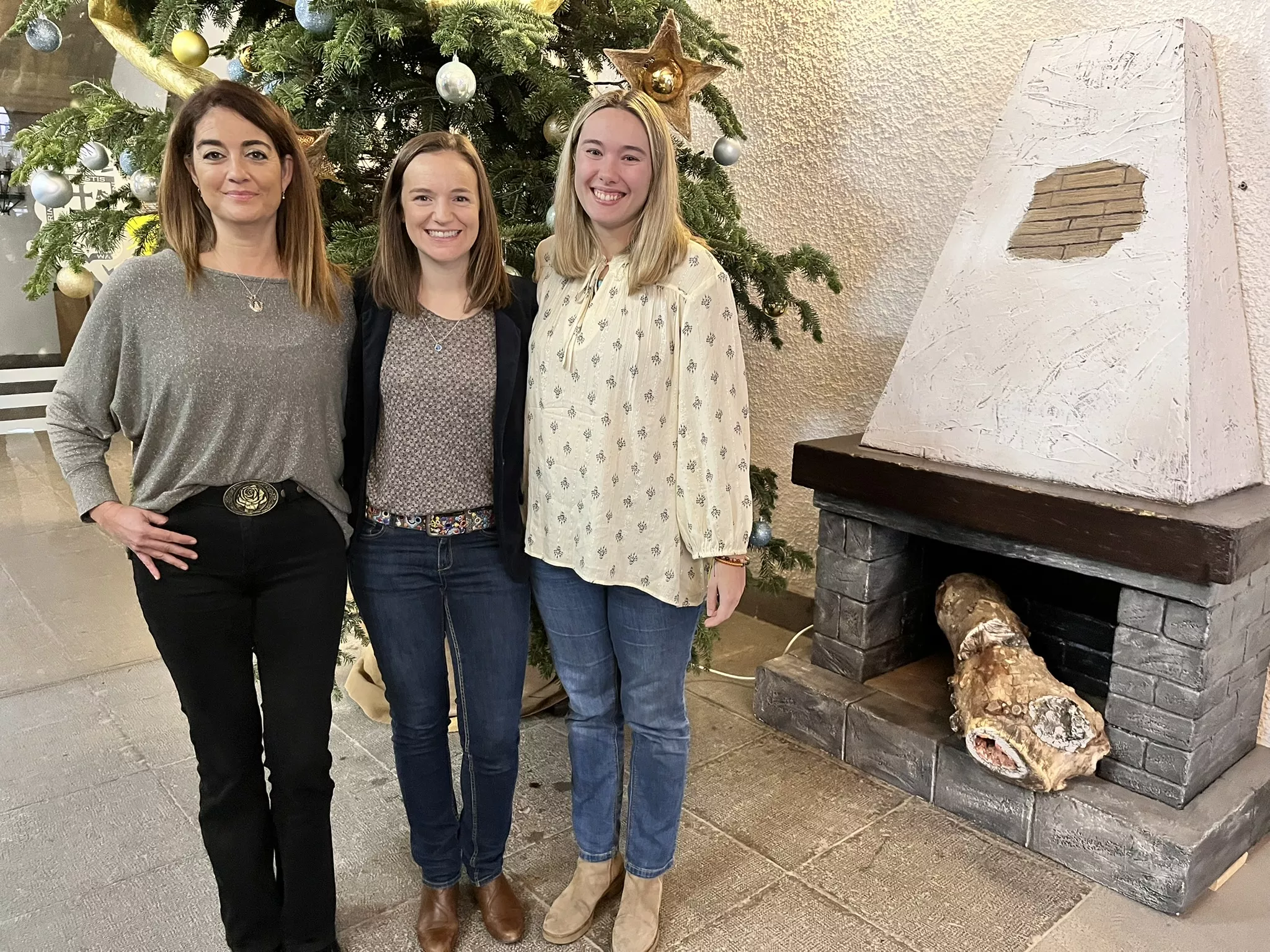 Andrea Vargas, Lucía Guillén y Marta Moreno en la presentación de la Navidad de Jaca