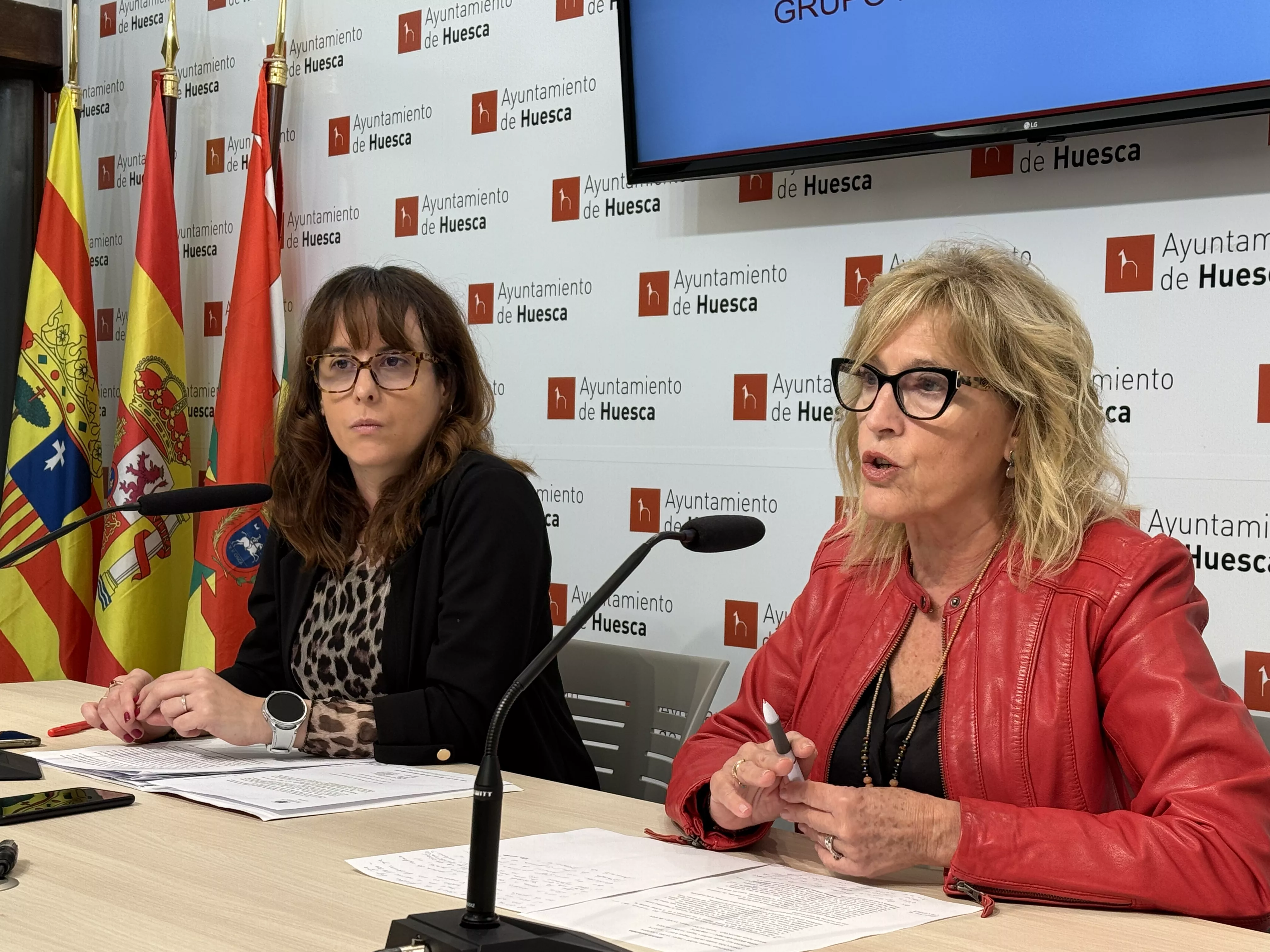 Las concejalas socialistas en el Ayuntamiento de Huesca Belén Hernández y Silvia Salazar en rueda de prensa.