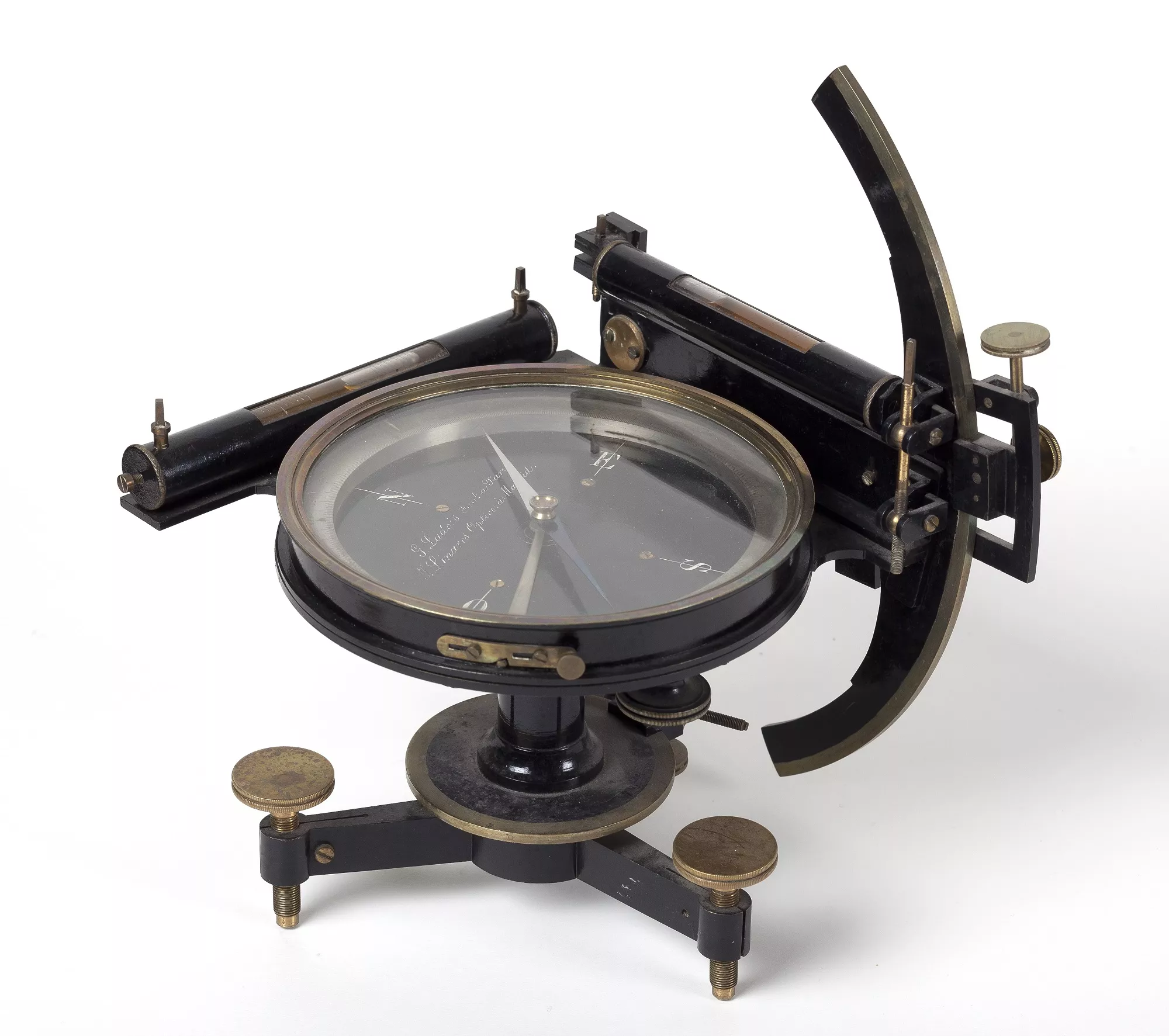 Brújula, mediados siglo XIX. Taller Ludols y Linares. Metal y cristal 23 x 20 x 22 cm