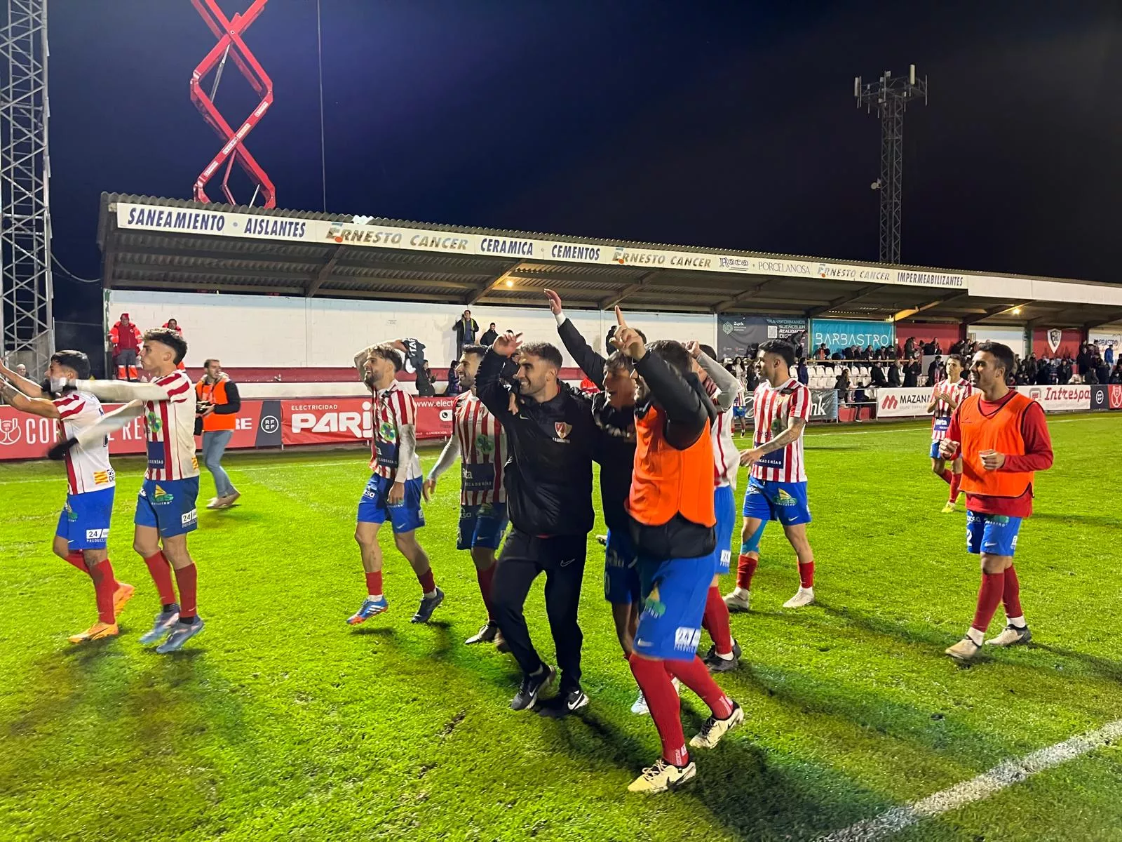Los jugadores del Barbastro celebran el triunfo sobre el Espanyol. "Barbastro abraza su sueño". Foto: Adri Mora