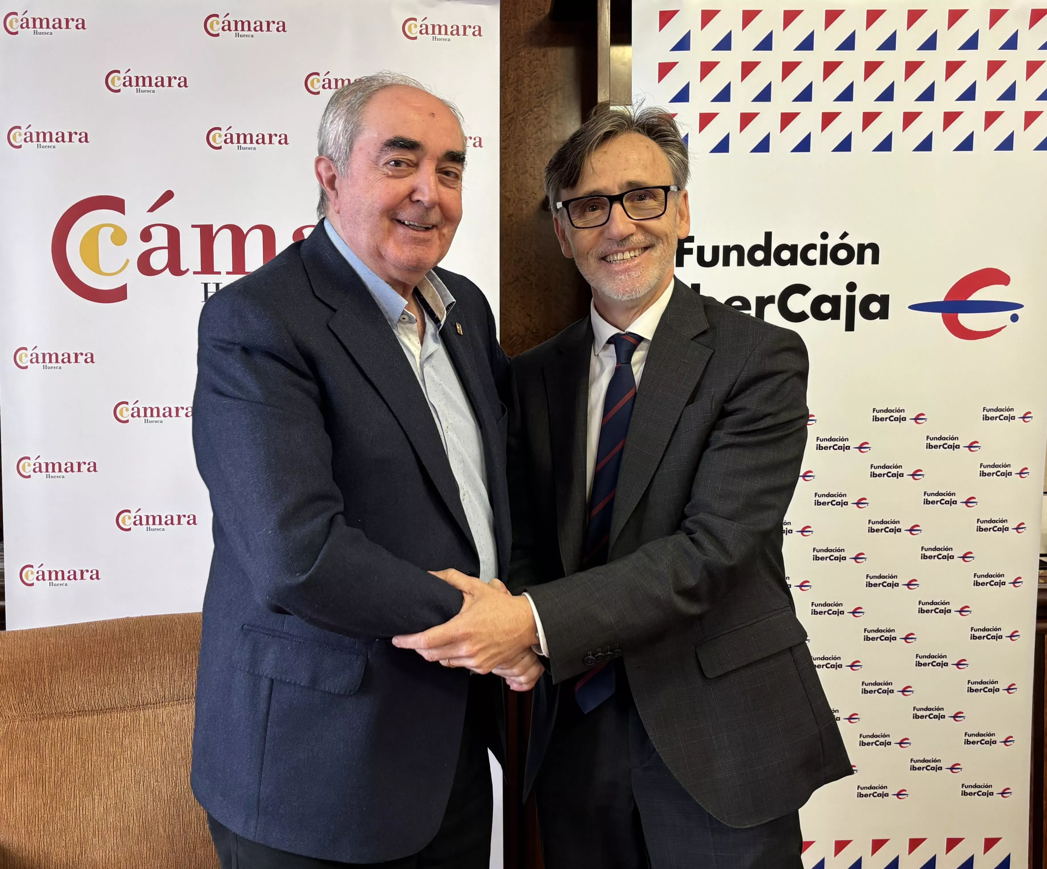 Manuel Rodríguez Chesa y José María Coiduras, presidente de la Cámara y director provincial de Ibercaja Banco