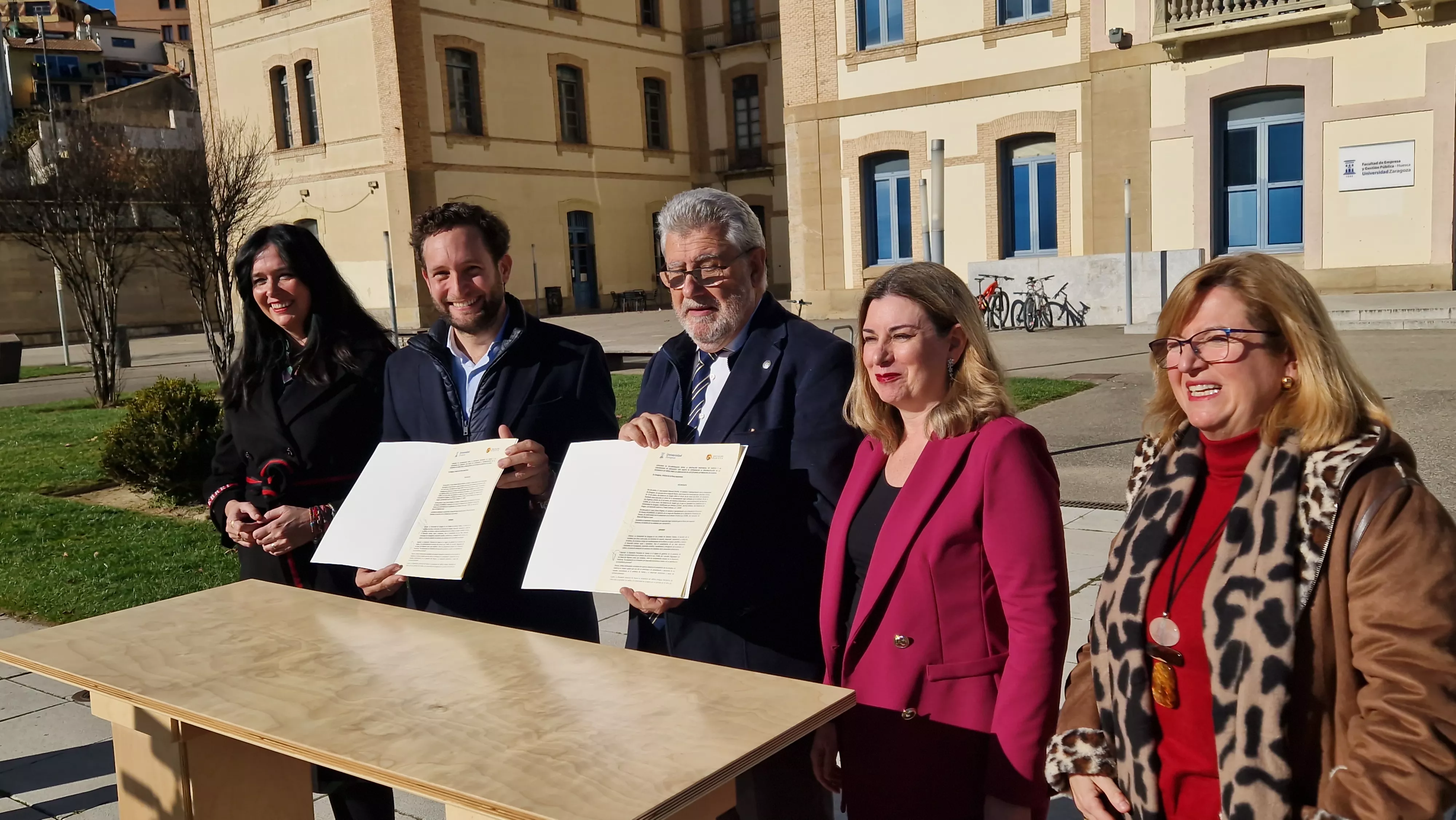 Orduna, Claver, Mayoral, Pérez Forniés y Liesa, tras la firma del convenio. Foto Myriam Martínez