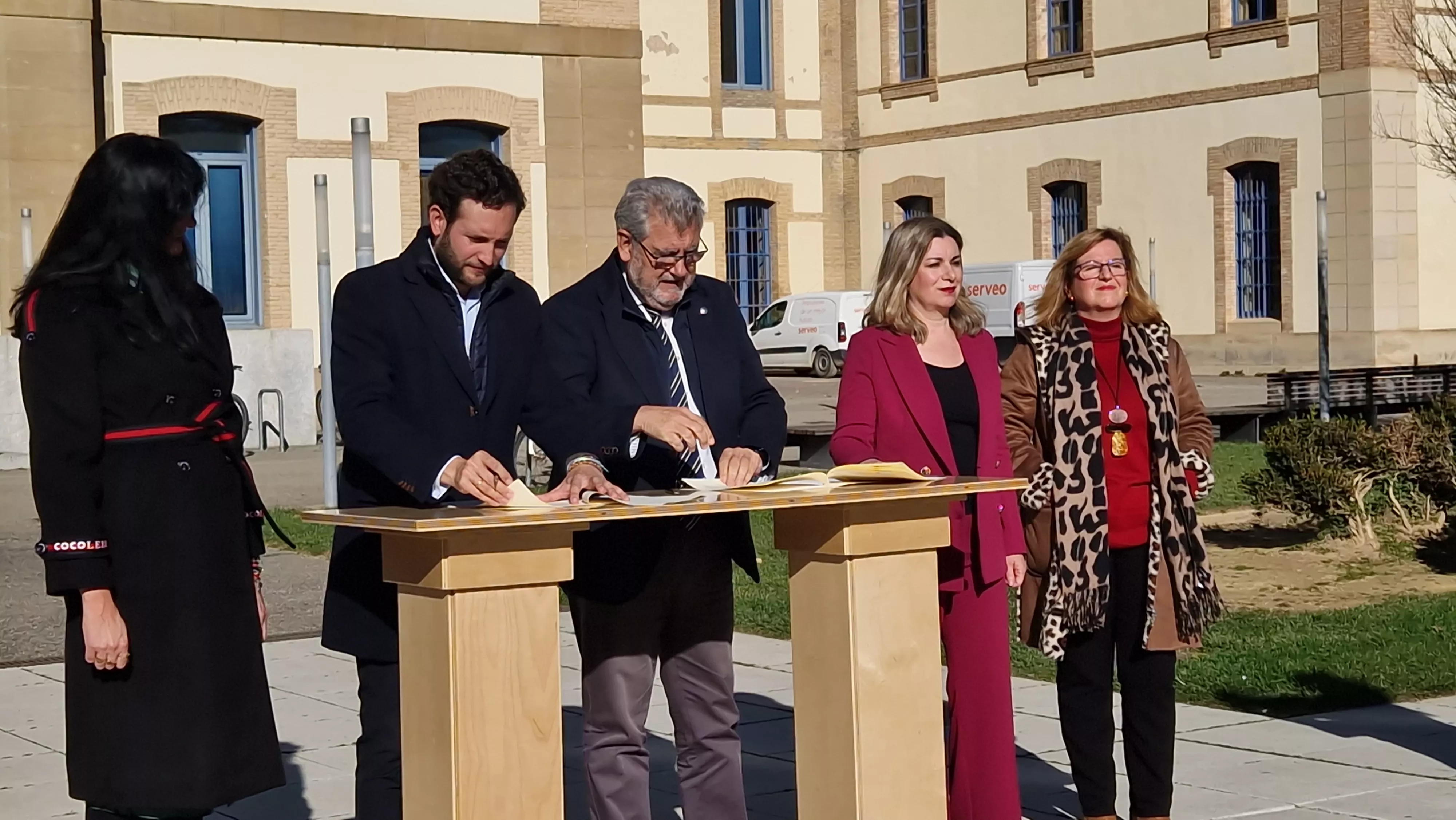 Firma de convenio para iniciar las obras de la Residencia de Niños. Foto Myriam Martínez