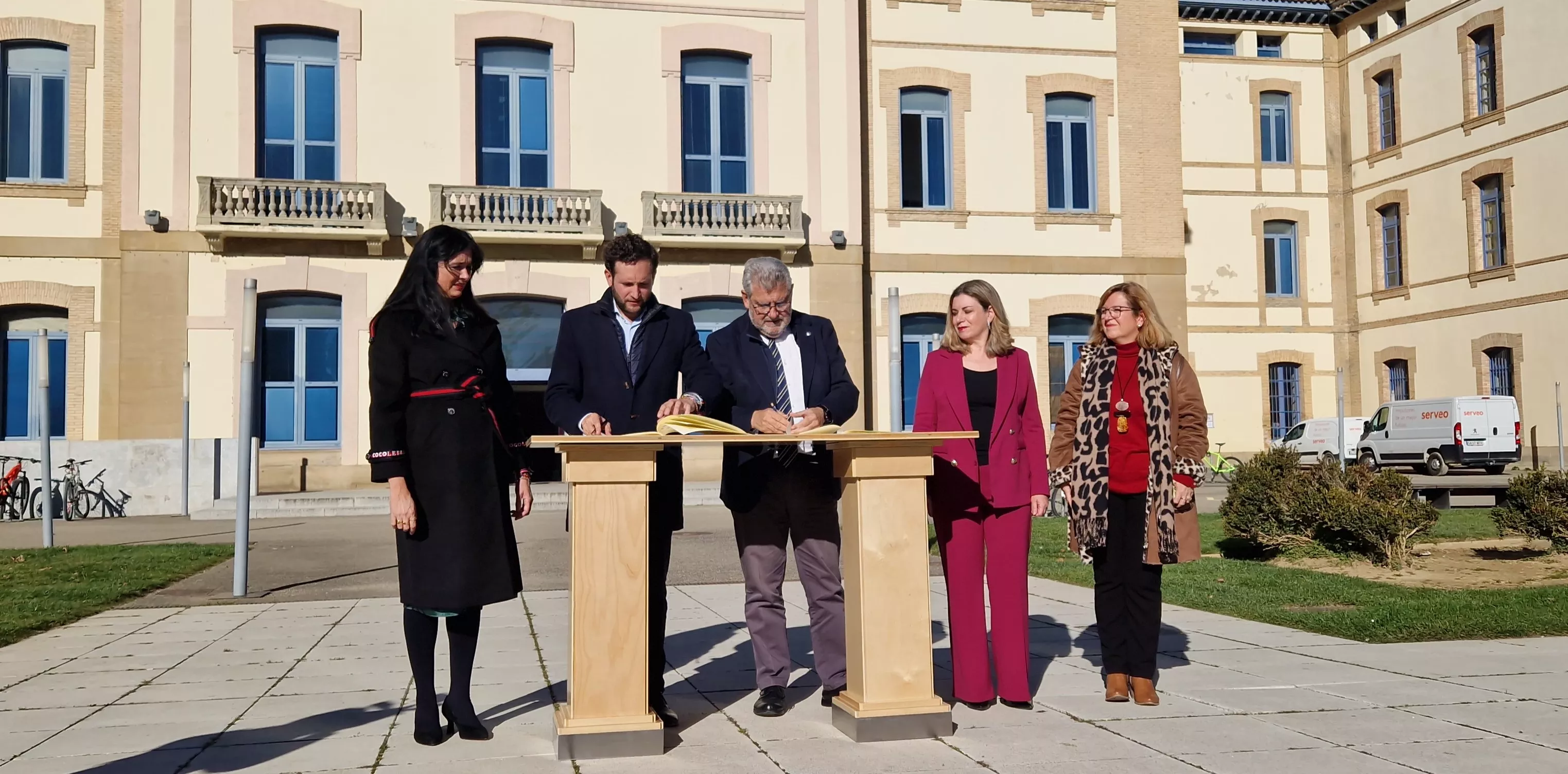 Firma de convenio para iniciar las obras de la Residencia de Niños. Foto Myriam Martínez