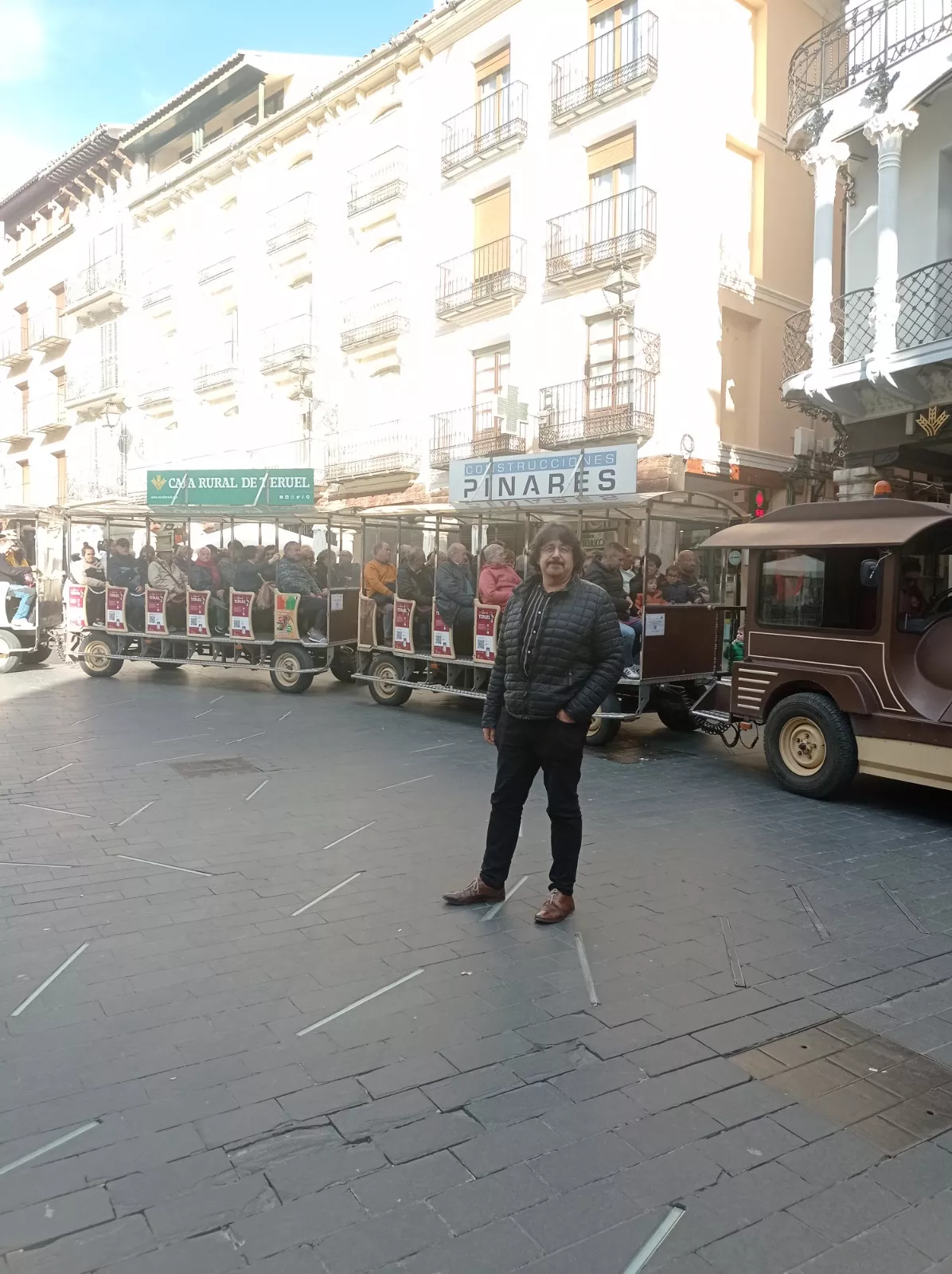 El concejal de VOX José Luis Rubió junto a un tren turístico.