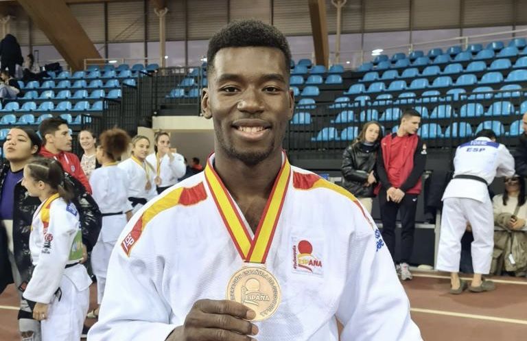 Moussa Macalou posa con el bronce conseguido en Madrid.
