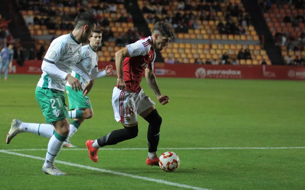 Unzueta presiona a un jugador del Nàstic. Foto: Nàstic de Tarragona