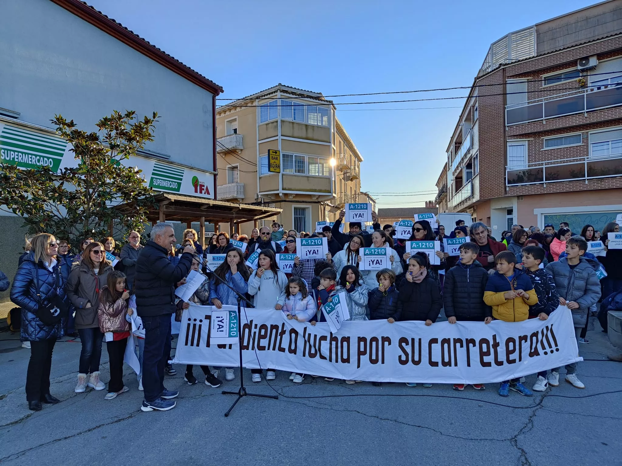 Concentración de entre 200 y 300 personas en Tardienta defendiendo la carretera A1210 en mejores condiciones