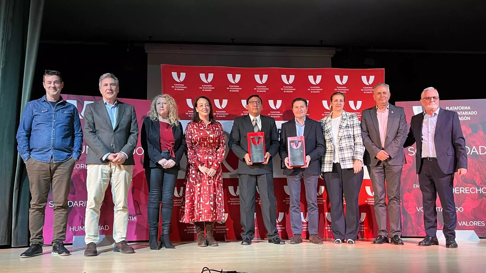 Martín Cárdenas y José Víctor Alfaro con los representantes de la Plataforma del Voluntariado de Aragón y de las instituciones.