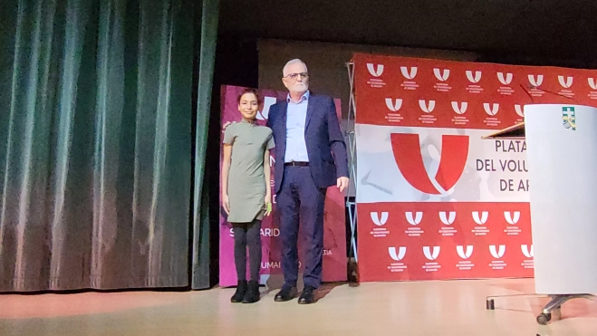 July ha recibido el carné de voluntaria de manos de Juan Hidalgo.