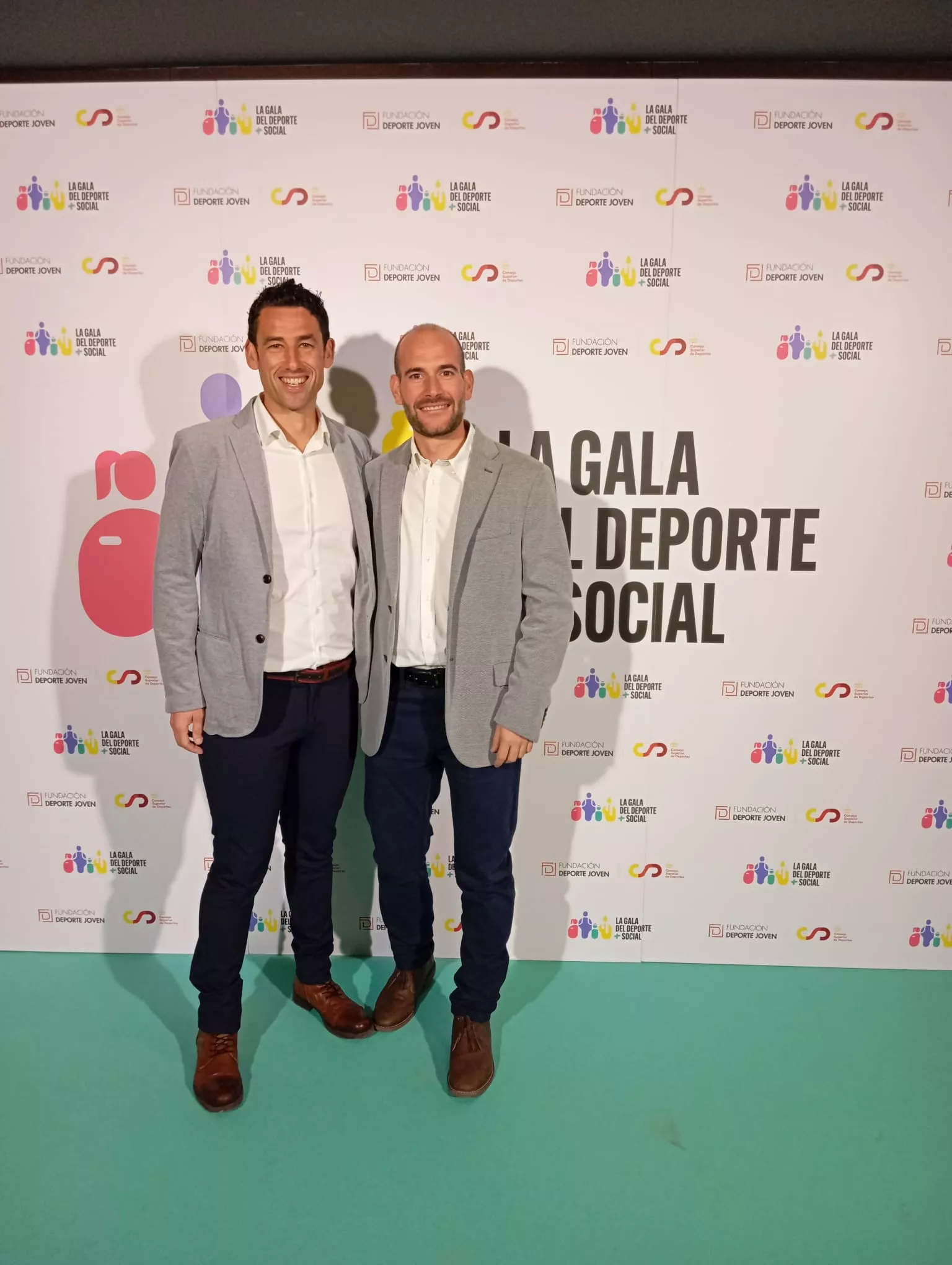 Luis Morillo, director del CEIP, y Emilio Ferrer, maestro educación física del centro, al recoger el premio.