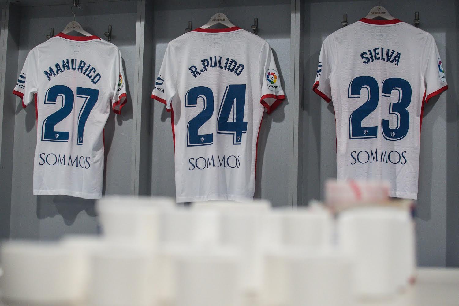 Vestuario del Huesca preparado en Eibar. Foto: SD Huesca