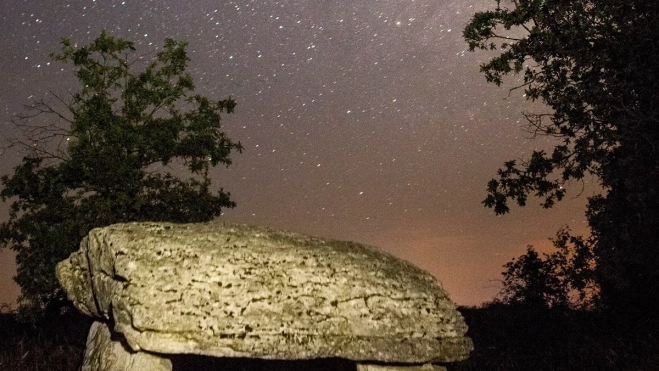 Parte de la imagen que ha logrado el segundo premio: 'Dolmen du Pech Laglaire face à la Voice Lactée'.