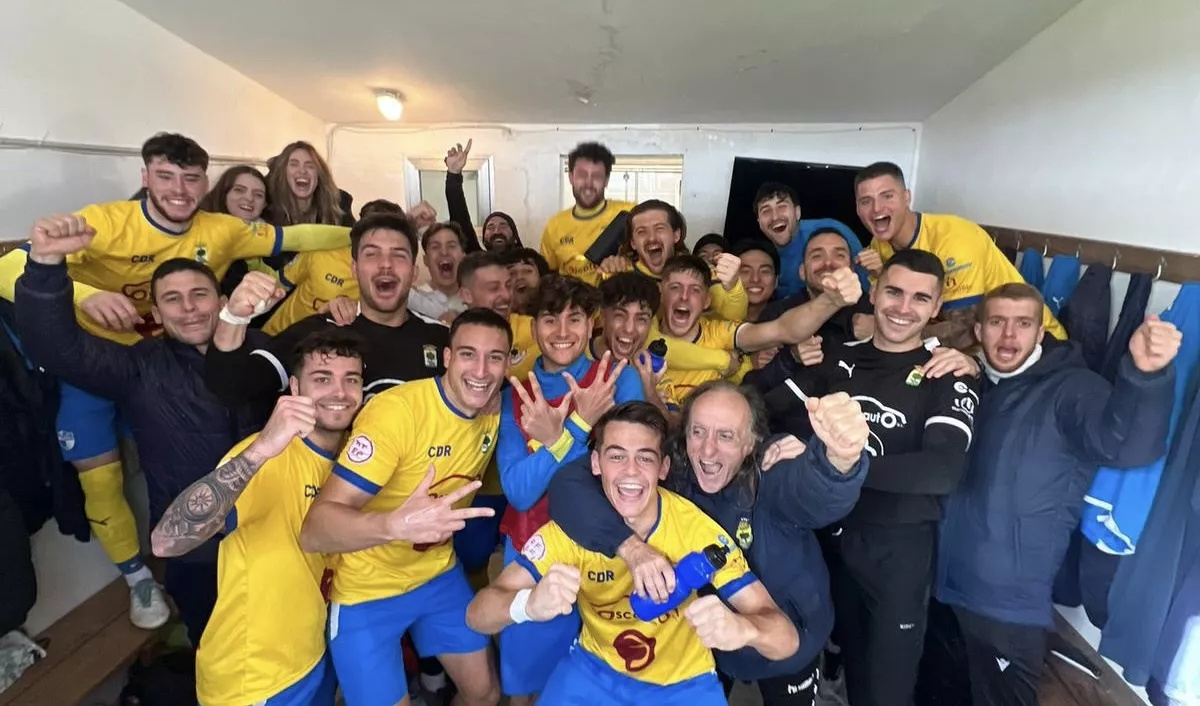 Los jugadores del Robres celebran el triunfo ante el Jacetano.