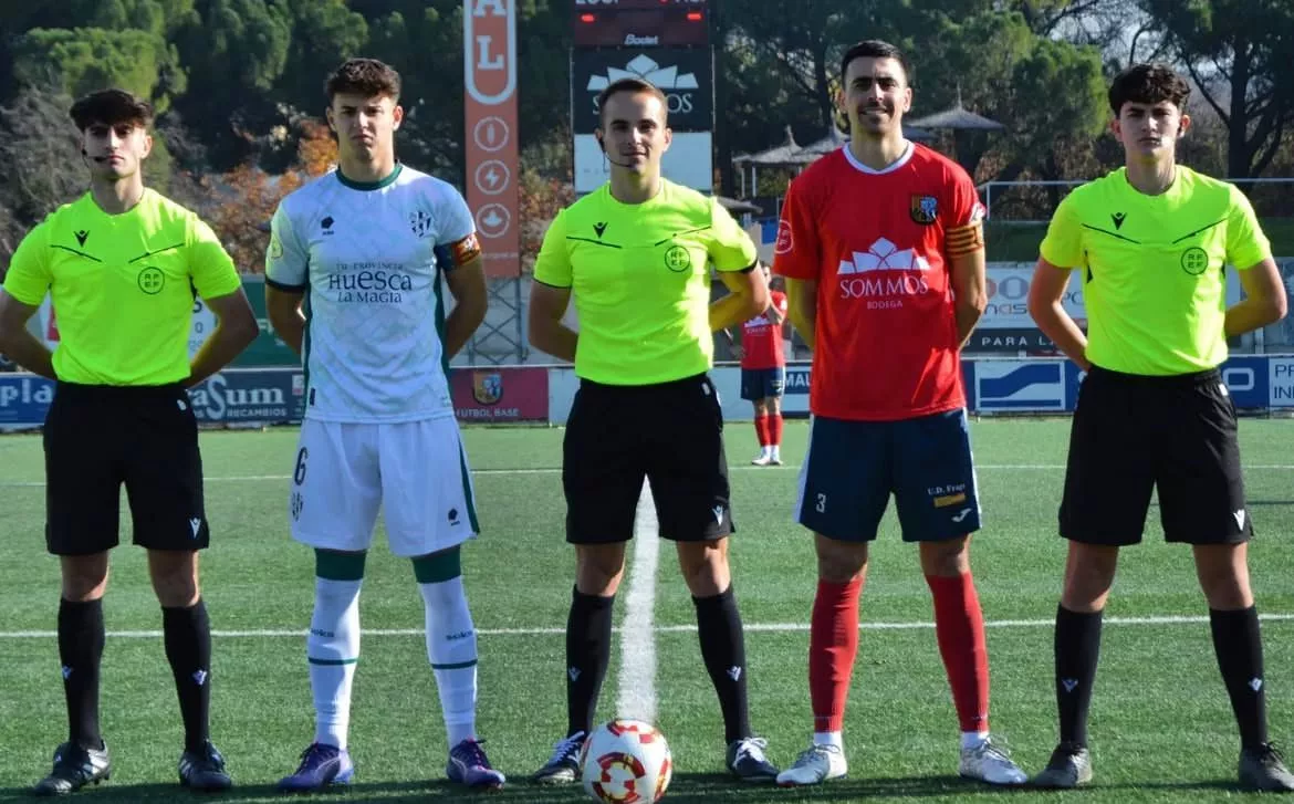 Trío arbitral y capitanes del Fraga Huesca al que ha acudido Agustín Lasaosa