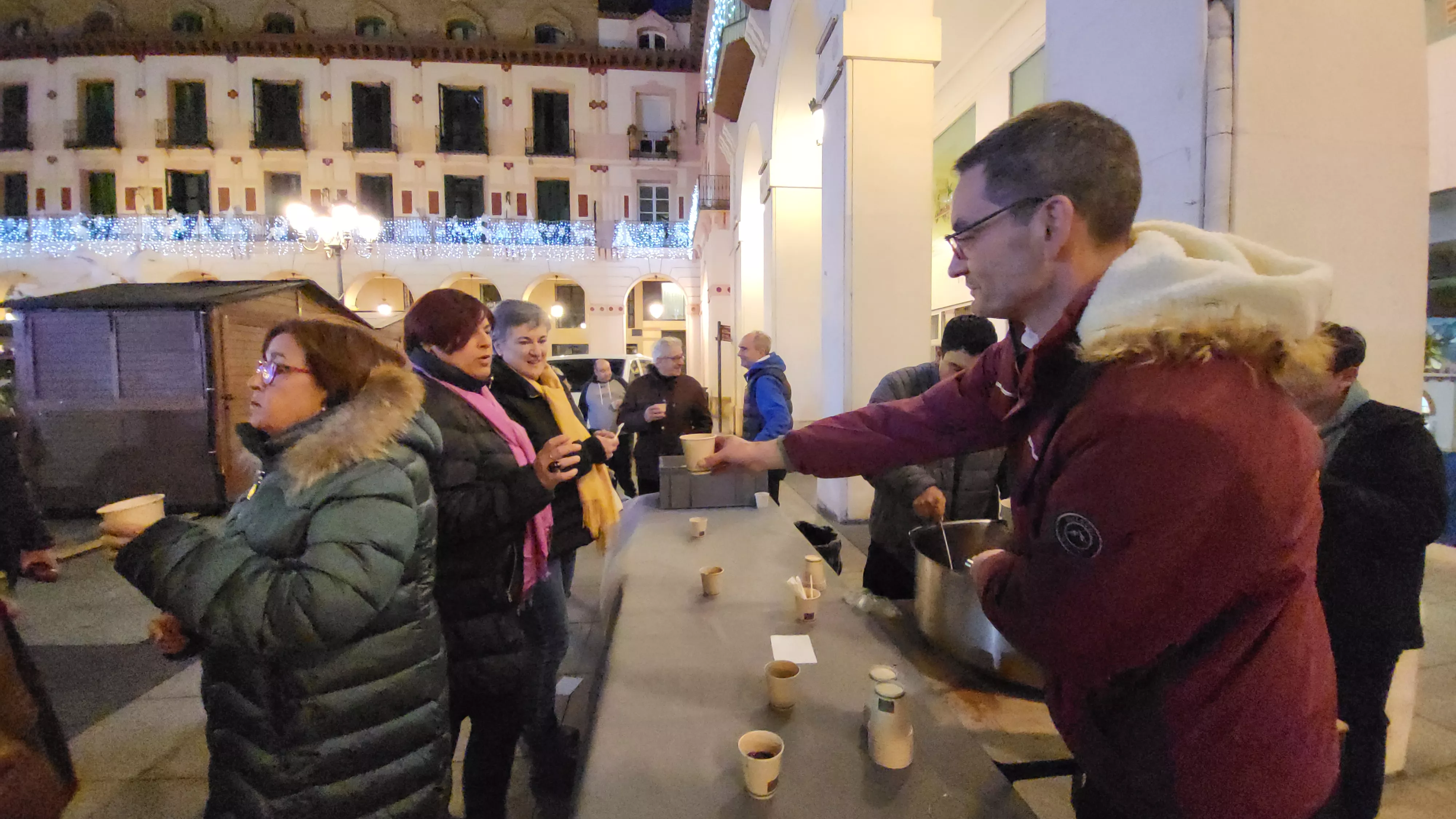 Reparto de poncho en el Mercado Local de Navidad de Huesca.