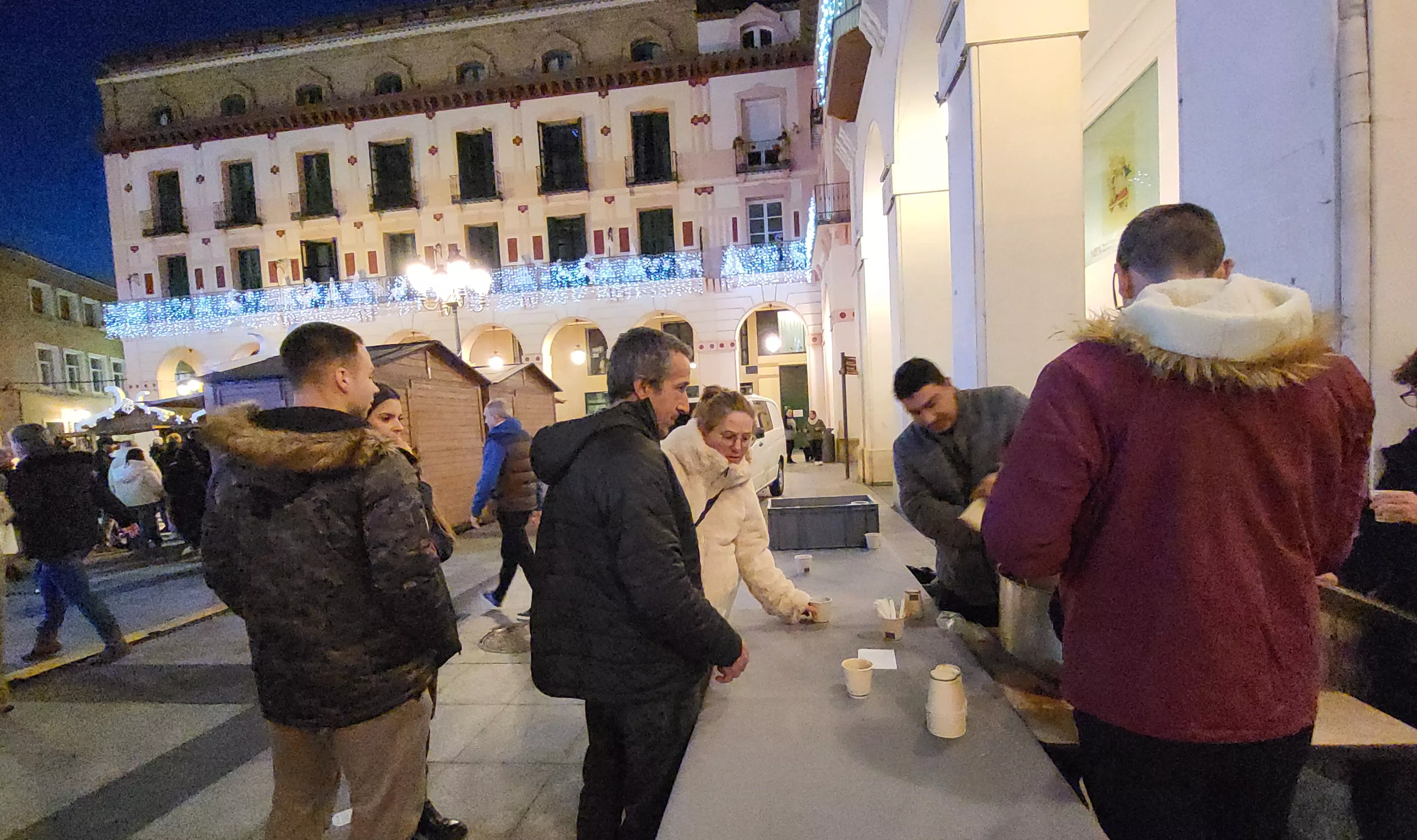Reparto de poncho en el Mercado Local de Navidad de Huesca.