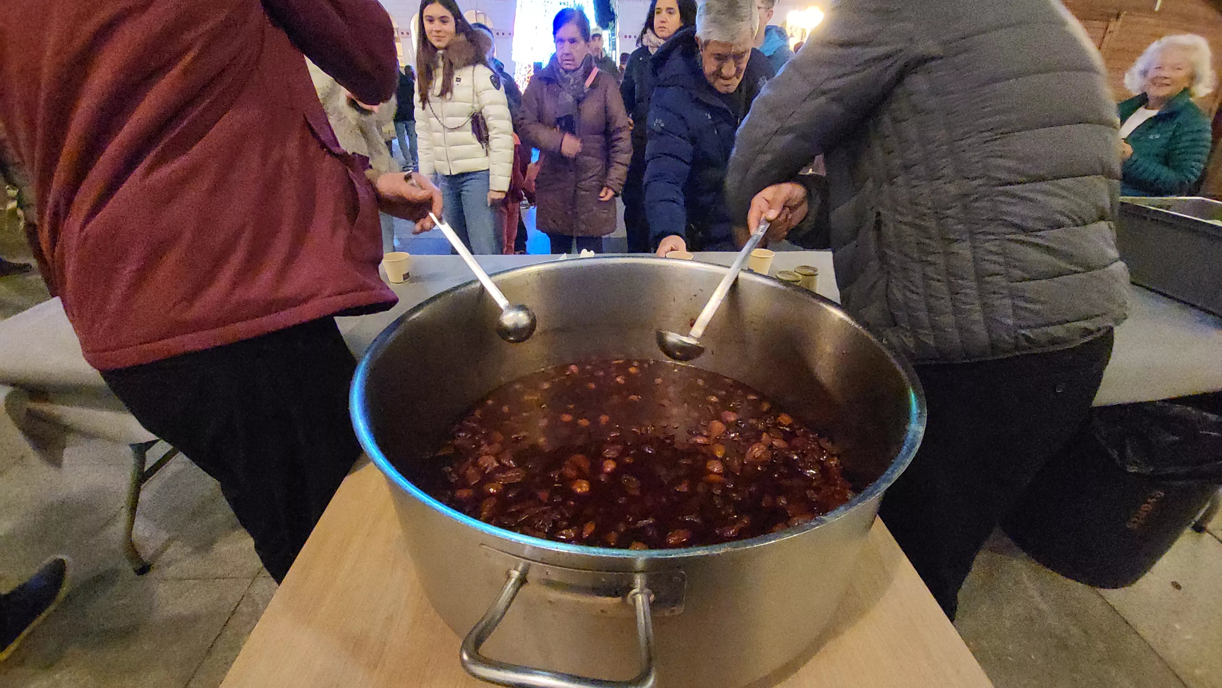 Reparto de poncho en el Mercado Local de Navidad de Huesca.